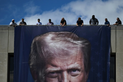 Workers hang a large photo of US President Donald Trump on the facade of the Department of Labor headquarters in Washington - Drew ANGERER (AFP) Workers hang a large photo of US President Donald Trump on the facade of the Department of Labor headquarters in Washington - Drew ANGERER (AFP)
