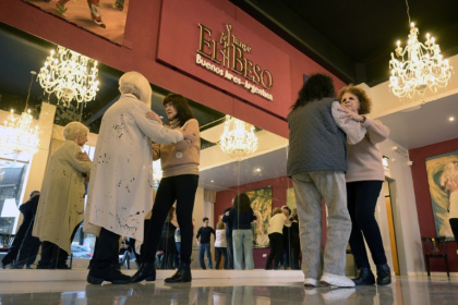 Women with Parkinson's disease dance in a tango therapy session in Buenos Aires - JUAN MABROMATA (AFP)
