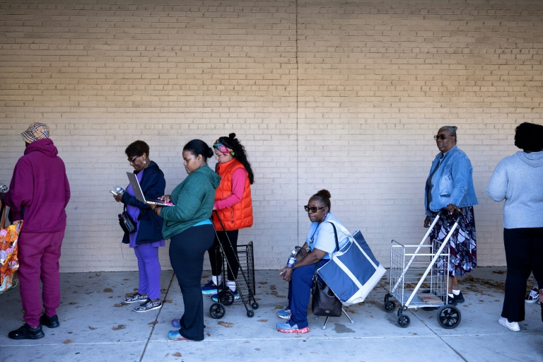 Frustrated federal employees line up for food as US shutdown wears on