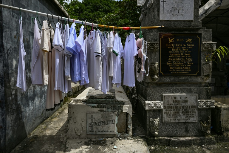 Impoverished Filipinos forge a life among the tombstones