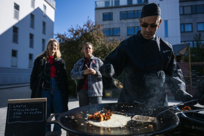 Onlookers watch as workers prepare a dish that can be made under emergency conditions - Jonathan NACKSTRAND (AFP) Onlookers watch as workers prepare a dish that can be made under emergency conditions - Jonathan NACKSTRAND (AFP)