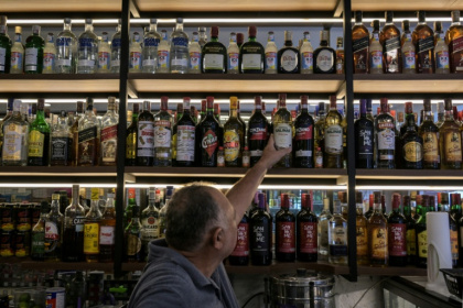 Health Minister Alexandre Padilha has urged Brazilians to steer clear of colorless spirits. - Nelson ALMEIDA (AFP) Health Minister Alexandre Padilha has urged Brazilians to steer clear of colorless spirits. - Nelson ALMEIDA (AFP)
