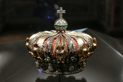 The thieves dropped and damaged the crown of Empress Eugenie - STEPHANE DE SAKUTIN (AFP)