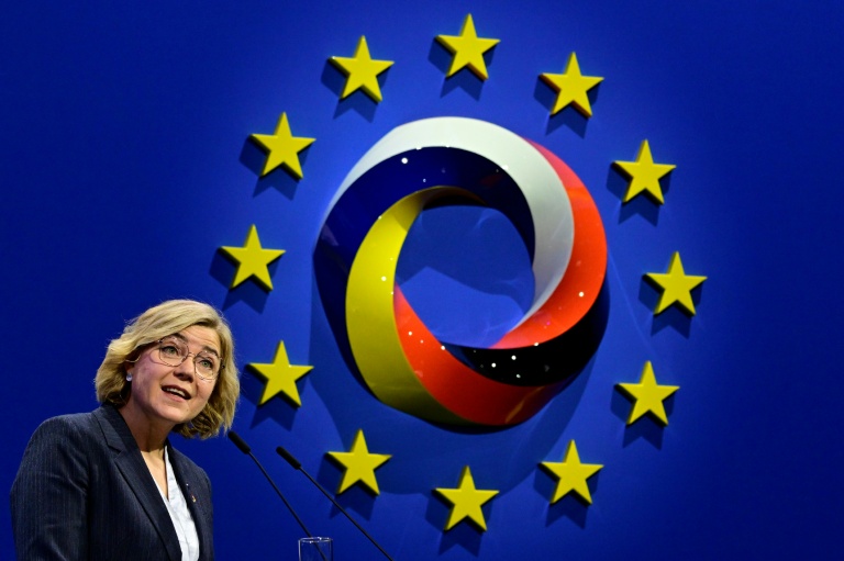 Under pressure, EU to scale back digital rules