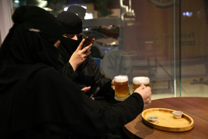 Saudi women enjoy alcohol-free draft beer at the A12 cafe in Riyadh - Fayez Nureldine (AFP)