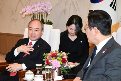 South Korea's President Lee Jae Myung (R) meets with Chairman and CEO of SoftBank Masayoshi Son (L) at the Presidential House in Seoul on December 5, 2025. - KIM Min-Hee (AFP)