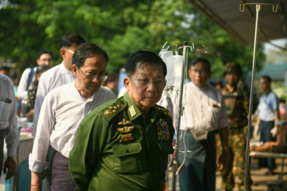 Myanmar's military chief Min Aung Hlaing (C) in Naypyidaw on March 28, 2025, after an earthquake in central Myanmar - STR (AFP)