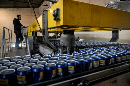 A worker checks beer cans on a production line at Murree Brewery in Rawalpindi - Farooq NAEEM (AFP)