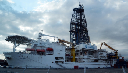Japan's deep-sea drilling vessel, Chikyu is anchored at a pier in Shimizu port, Shizuoka prefecture on September 11, 2013 - TOSHIFUMI KITAMURA (AFP)
