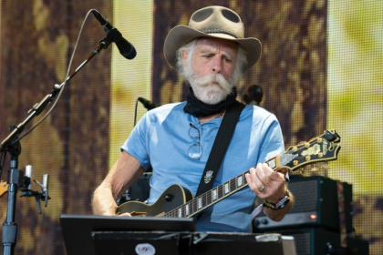 Bob Weir, a founding member of the Grateful Dead, performs at the Farm Aid Music Festival in Noblesville, Indiana on September 24, 2023 - SUZANNE CORDEIRO (AFP)