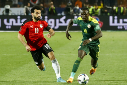 Mohamed Salah (left) and Sadio Mane playing against each other in a World Cup qualifying play-off in March 2022 - Khaled DESOUKI (AFP)