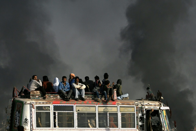 With monitors and lawsuits, Pakistanis fight for clean air