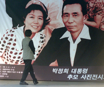 A picture of former South Korean president Park Chung-Hee and his wife is displayed in Seoul at a photo exhibit on the dictator's 1979 assassination - KIM JAE-HWAN (AFP)