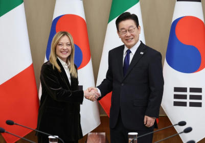 South Korea's President Lee Jae Myung (R) shakes hands with Italy's Prime Minister Giorgia Meloni (L) during their meeting at the presidential Blue House in Seoul on January 19, 2026 - - (AFP)