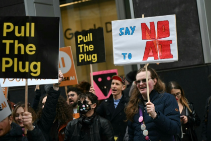 Protesters in London demanding action to control the development of AI - JUSTIN TALLIS (AFP)