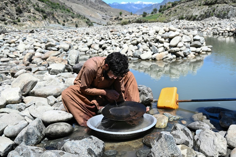 Afghans comb riverbed in search of gold dust