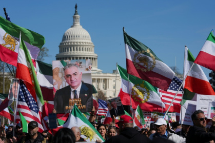 Manifestation à l'appel de Reza Pahlavi, fils exilé du shah iranien, à Washington DC, le 29 mars 2026 - Ken Cedeno (AFP)