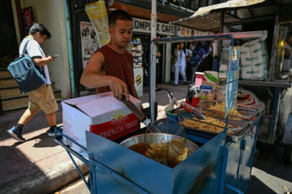 The rising price of LPG has hit the import-dependent archipelago's humble street food vendors hard - Jam STA ROSA (AFP)