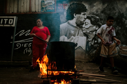 La cocinera María Torres, en el comedor social en el patio de la casa natal del fallecido futbolista Diego Maradona en Villa Fiorito, en la provincia de Buenos Aires, en Argentina, el 9 de abril de 2026 - Tomás Cuesta (AFP)
