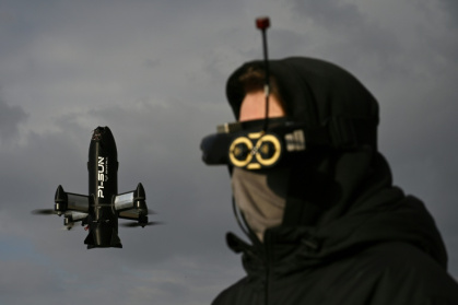 An operator from Ukraine's Skyfall tests a P1-Sun model - Genya SAVILOV (AFP)