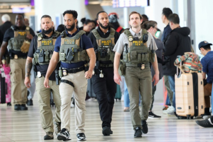 Immigration and Customs Enforcement (ICE) agents patrol LaGuardia Airport in New York in March 2026 - TIMOTHY A. CLARY (AFP)
