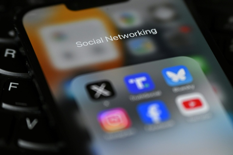 UK PM announces ban on social media for under-16s