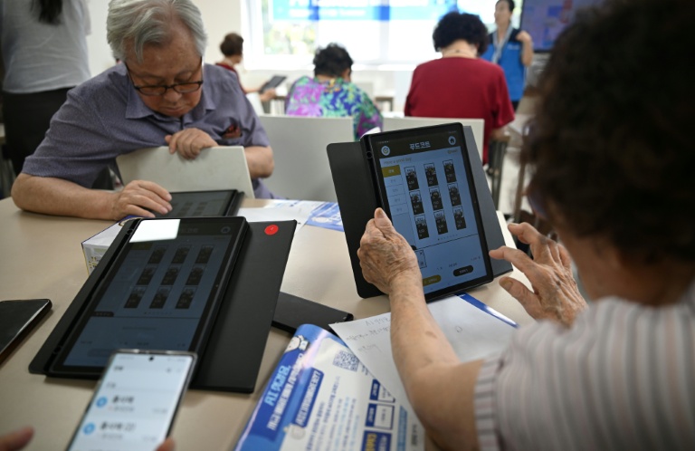 South Korea aims to save seniors lost in digital age