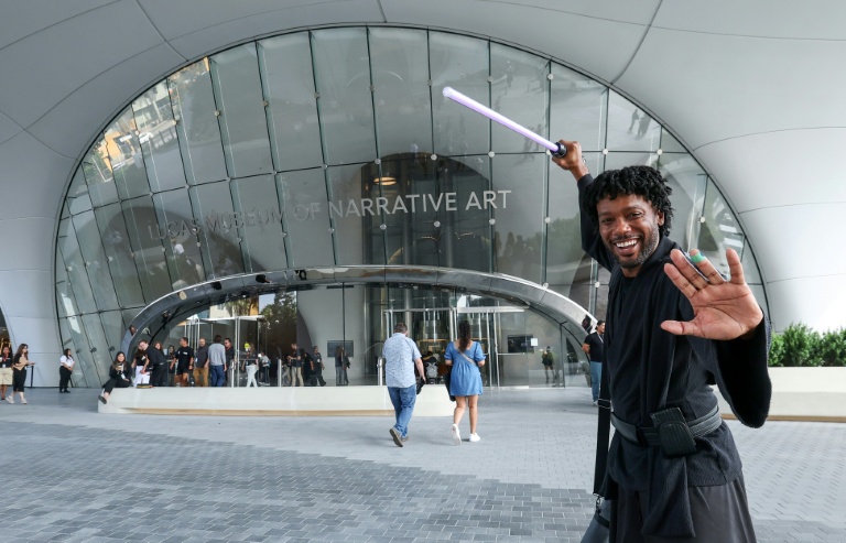 'Star Wars' fans and art lovers line up for new Lucas museum
