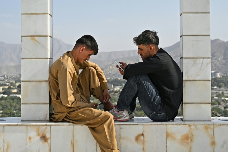 Afghan students divided over smartphone ban at universities