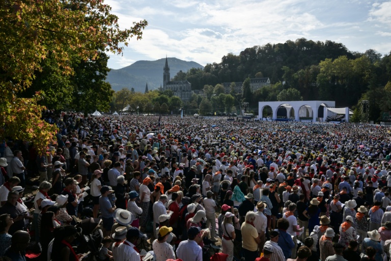 Pope promises French sex abuse victims to prevent further harm