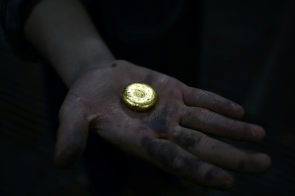 An Afghan goldsmith holds gold at a workshop in Fayzabad, in Afghanistan's northeastern Badakhshan province - OMER ABRAR (AFP)