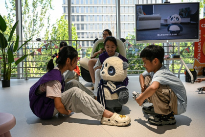 Children playing with robot named "Pangda" at the Hangzhou Robot school in Hangzhou, in eastern China's Zhejiang province - Jade GAO (AFP)