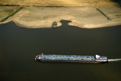 A vessel sails past receding riverbeds on the Rhine near Duesseldorf, western Germany, on Thursday - Ina FASSBENDER (AFP)
