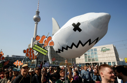 Berlin demonstrators with an inflatable 'rental shark' protest against gentrification and rising rents - Odd ANDERSEN (AFP)