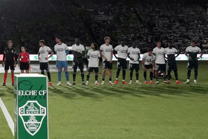 Real Madrid and Elche players wore a shirt in support of the people of Ceuta, but three of the team rolled it up partially - Jose Jordan (AFP)