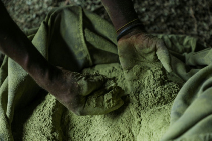 A Sudanese farmer cultivates henna amidst water shortages in El-Damer in the Nile River State - - (AFP)