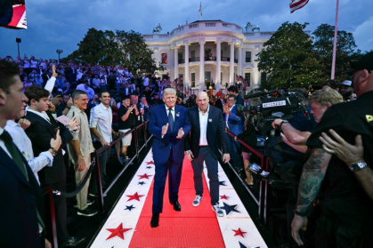 US President Donald Trump and UFC CEO Dana White arrive for the "UFC Freedom 250" mixed martial arts event on the South Lawn of the White House - Kent NISHIMURA (AFP)