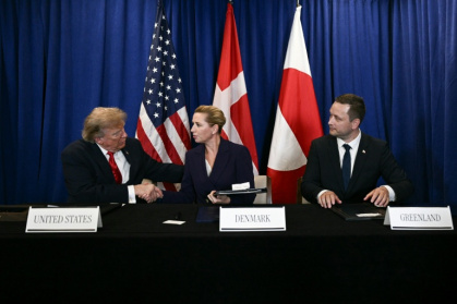 US President Donald Trump signs a security deal with Denmark's Prime Minister Mette Frederiksen and Greenland's Prime Minister Jens-Frederik Nielsen - Brendan SMIALOWSKI (AFP)