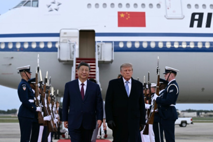 US President Donald Trump greets Chinese President Xi Jinping upon arrival at Joint Base Andrews - Brendan SMIALOWSKI (AFP)