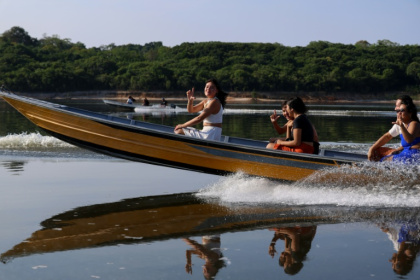 Indigenous people from the Kambeba tribe travel on a boat to vote in the Amazon rainforest - Michael DANTAS (AFP)