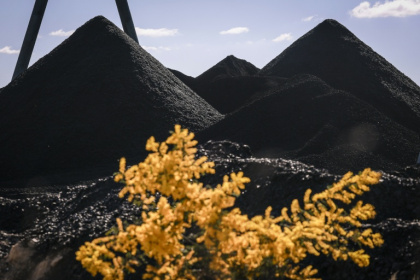Stockpiles of washed coal ready to be transported at the Moolarben mine, operated by Yancoal Australia, in New South Wales on September 3, 2026 - DAVID GRAY (AFP)
