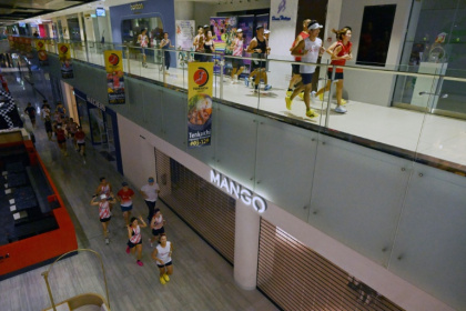 Fitness enthusiasts run inside a Singapore mall - Roslan RAHMAN (AFP)