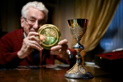 Argentine silversmith Juan Carlos Pallarols displays a paten and a chalice he crafted at his workshop in Buenos Aires to give to Pope Leo XIV during his visit next month - Luis ROBAYO (AFP)