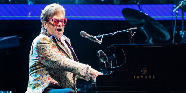 La-star-de-la-pop-britannique-Elton-John-fete-ses-75-ans.jpg